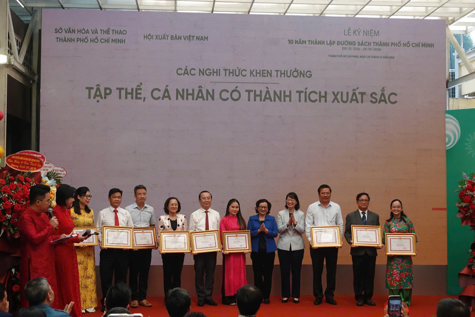 Khen thưởng các đơn vị xuất bản phát hành