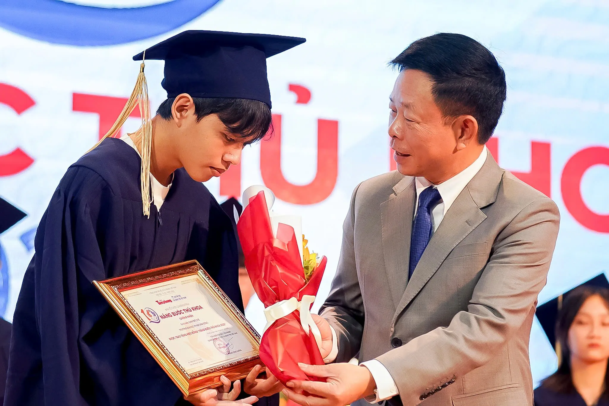 Nhà báo Phùng Công Sưởng trao học bổng