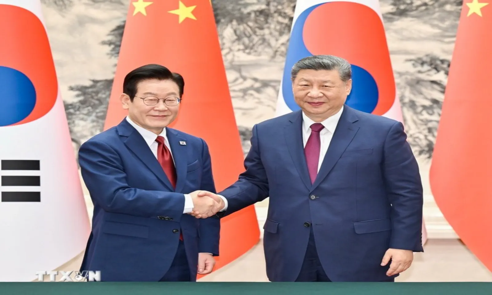 Tổng thống Hàn Quốc thăm Trung Quốc, thúc đẩy quan hệ song phương
