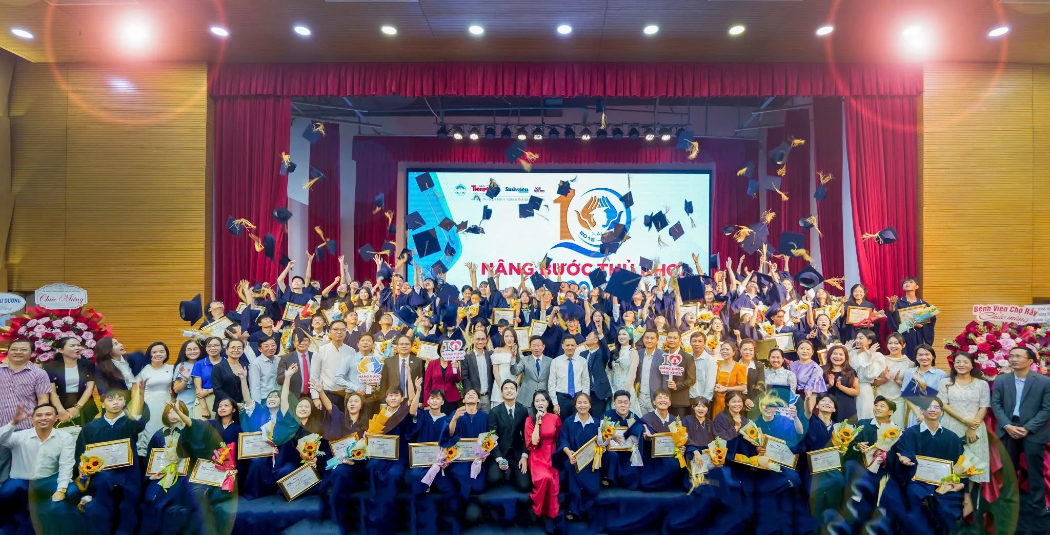 Trao học bổng Nâng bước thủ khoa