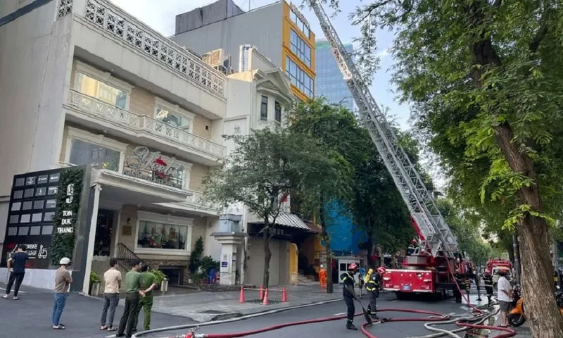 Cháy ở sân thượng tòa nhà trên đường Lê Thánh Tôn
