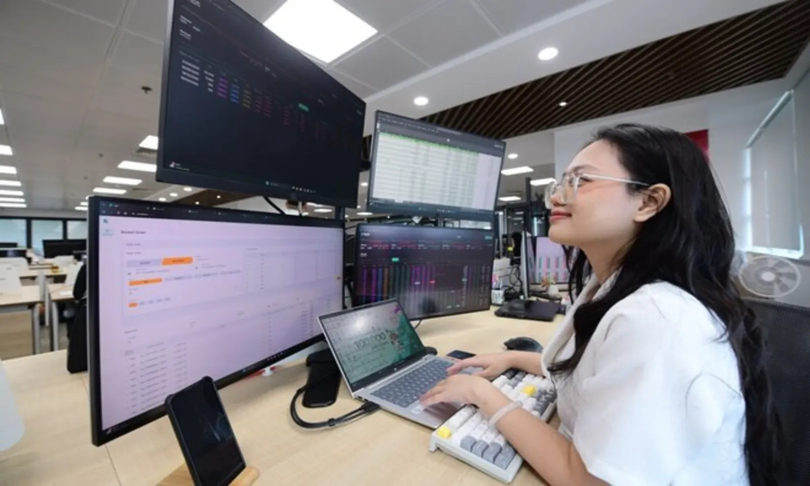 Cổ phiếu ngân hàng khởi sắc, VN-Index tiếp tục lập đỉnh mới