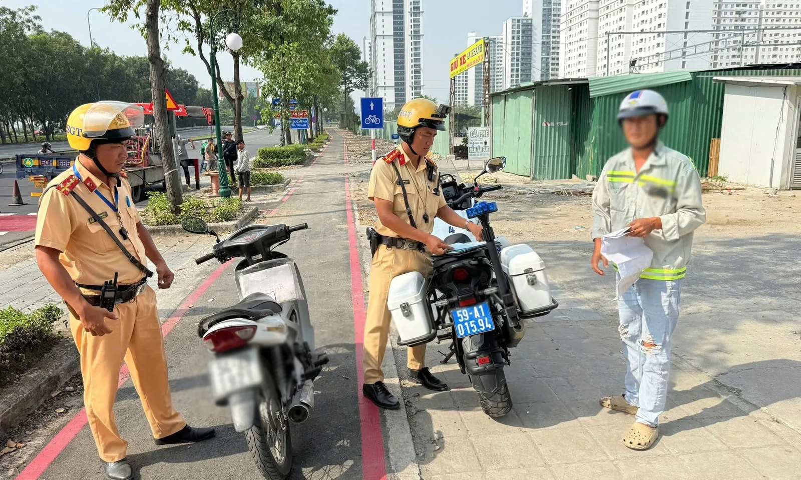 Xử lý gần 100 trường hợp xe máy lấn làn xe đạp Mai Chí Thọ