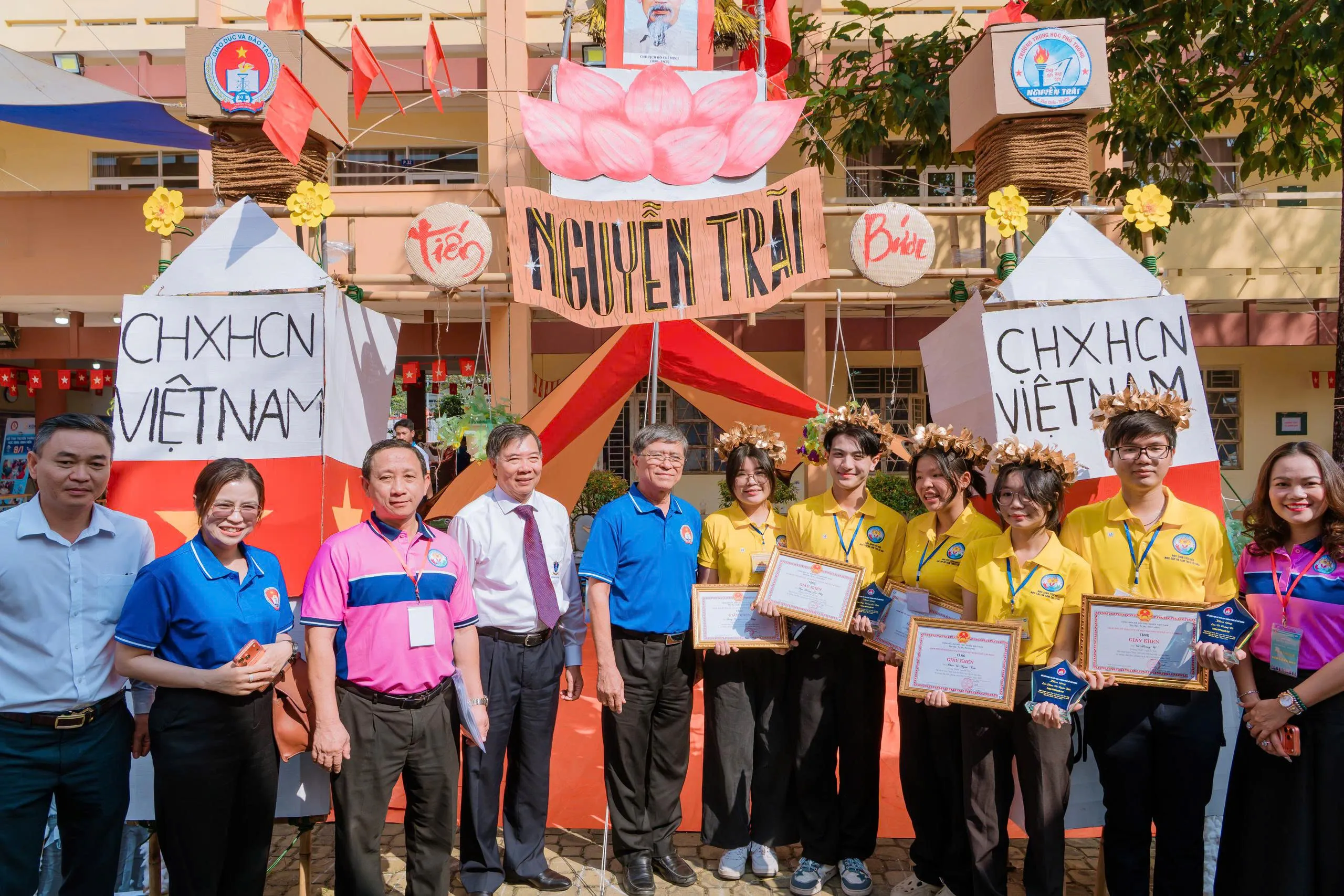 Các em học sinh tiêu biểu được nhận giấy khen