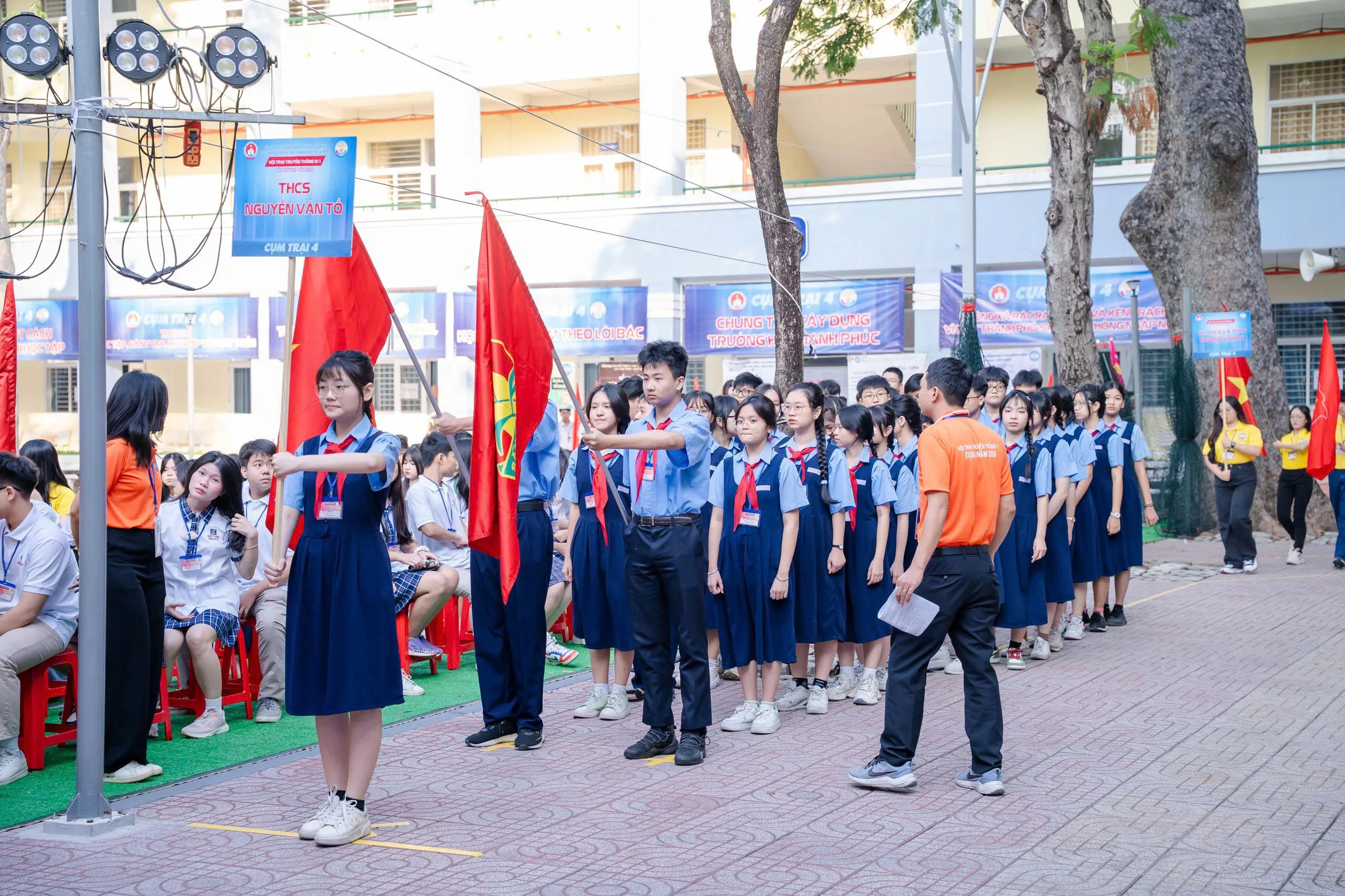Học sinh tham gia diễu hành. Ảnh HY