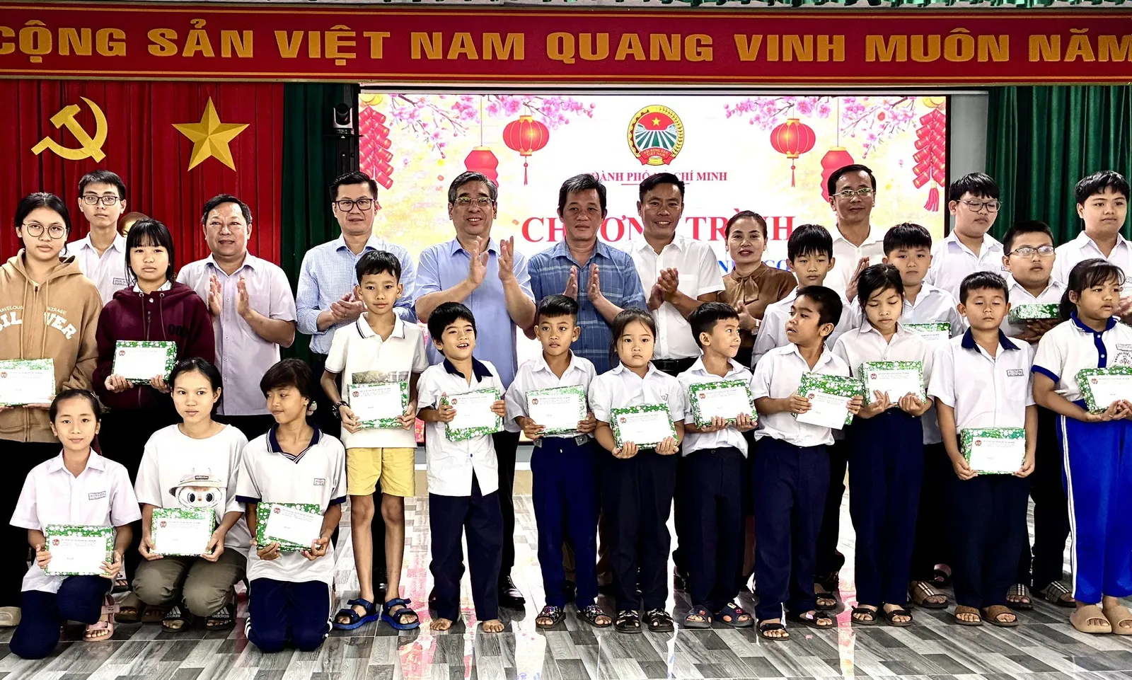 TPHCM tặng thẻ bảo hiểm y tế, trao quà Tết cho người dân khó khăn