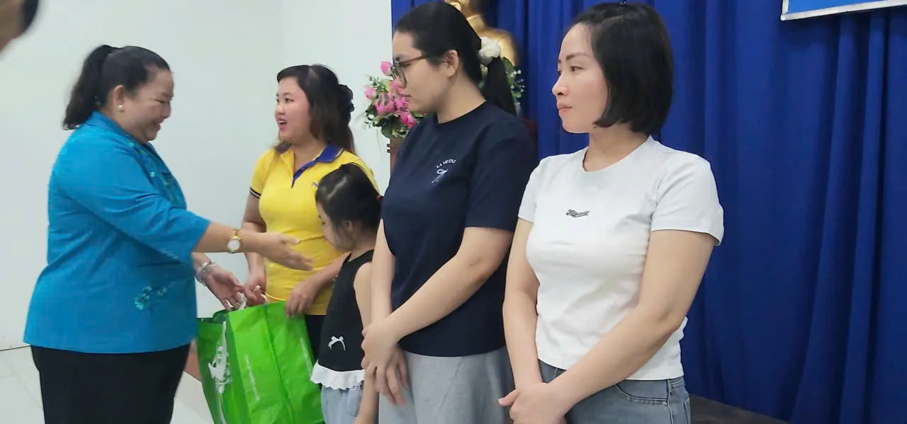 Ba Le Thi Kim Thuy tang qua cho NLD khoa khan