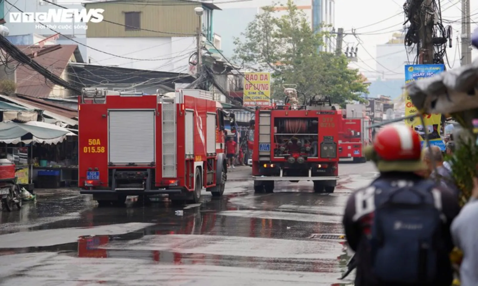 Cháy lớn sát chợ Bình Trưng, nhiều nhà dân bị thiêu rụi