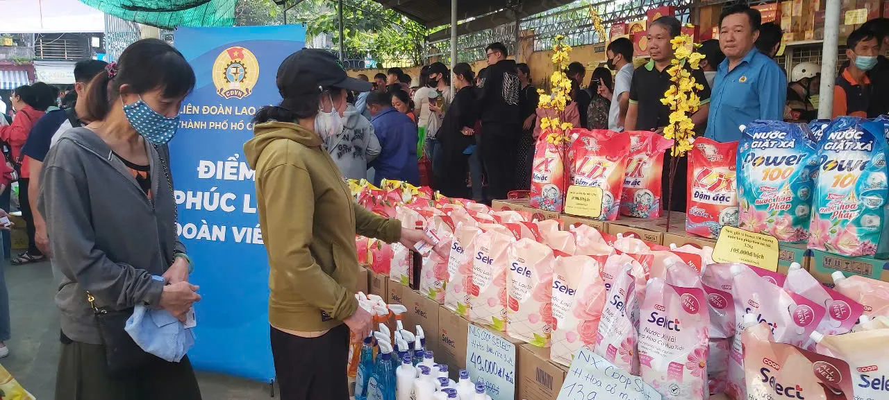 Diem Phuc loi doan vien NLD mua hang 01