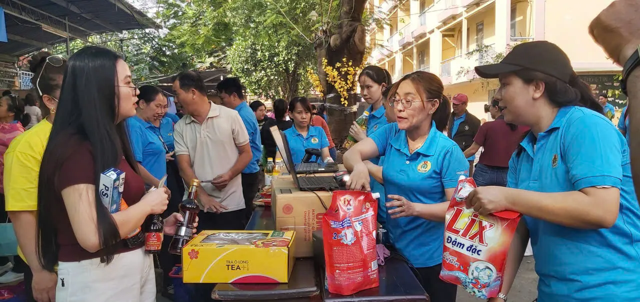 Diem Phuc loi doan vien NLD mua hang