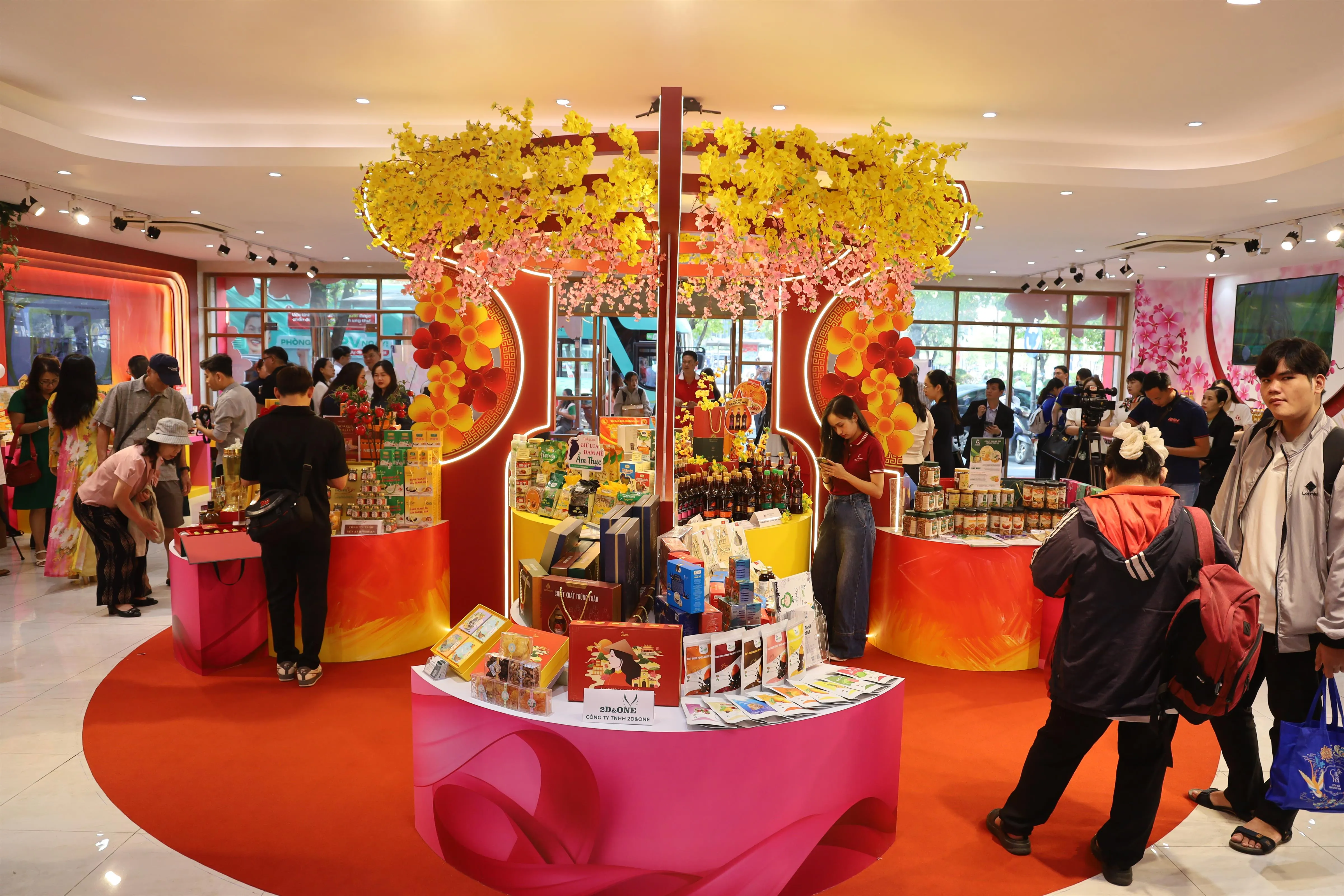 KHong gian trung bay hang tet