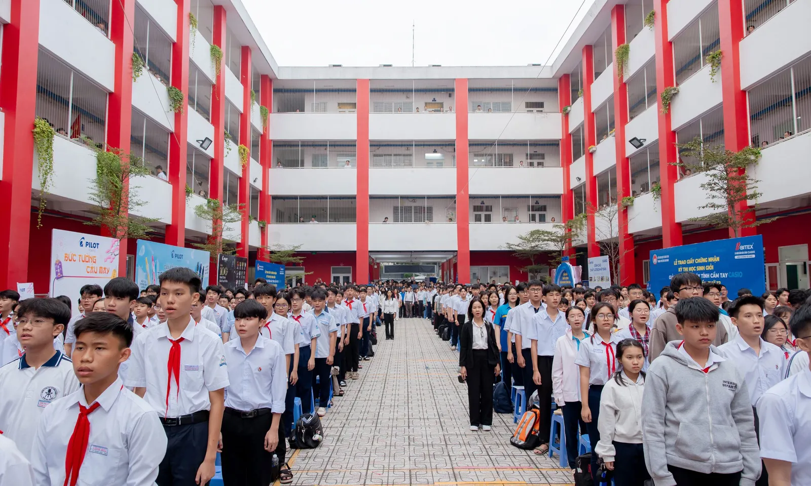 Gần 4.000 học sinh giỏi TPHCM tranh tài tại kỳ thi giải toán trên máy tính cầm tay 