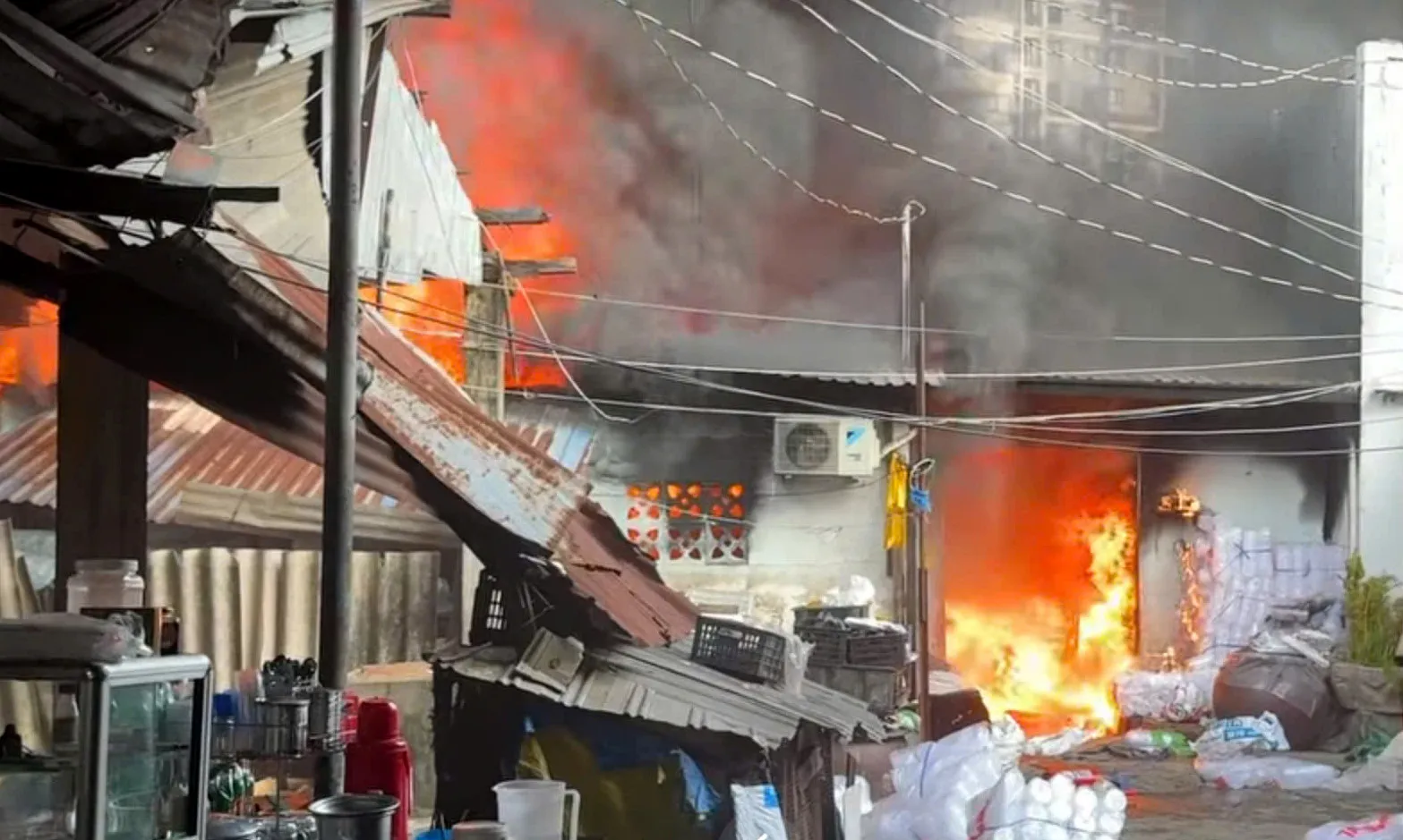 Cháy dãy nhà trong khu chợ Bình Trưng, thiệt hại hơn 220 m²