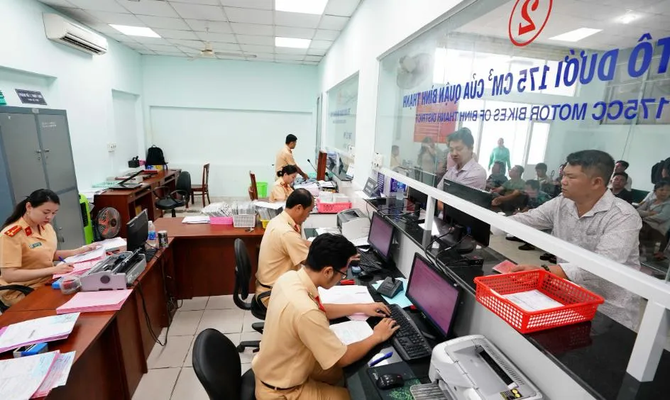 Lệ phí cấp biển số ô tô tại Hà Nội và TPHCM giảm còn 14 triệu đồng