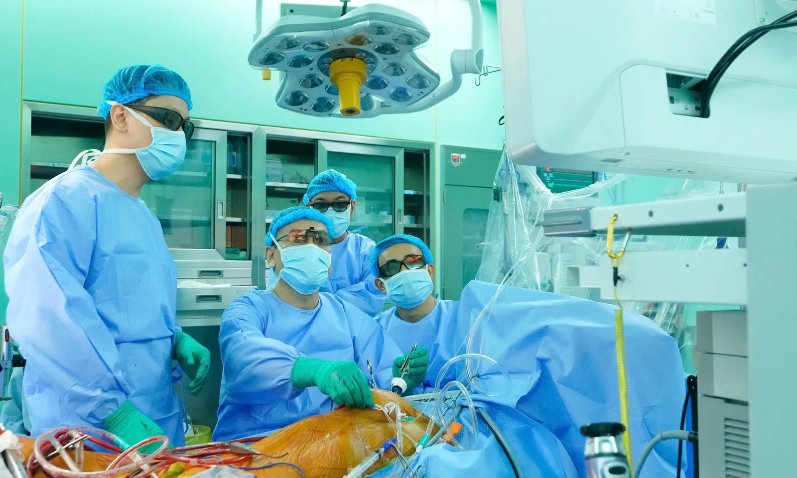 Lần đầu tiên tại Việt Nam: Phẫu thuật nội soi 3D thay van, bắc cầu mạch vành