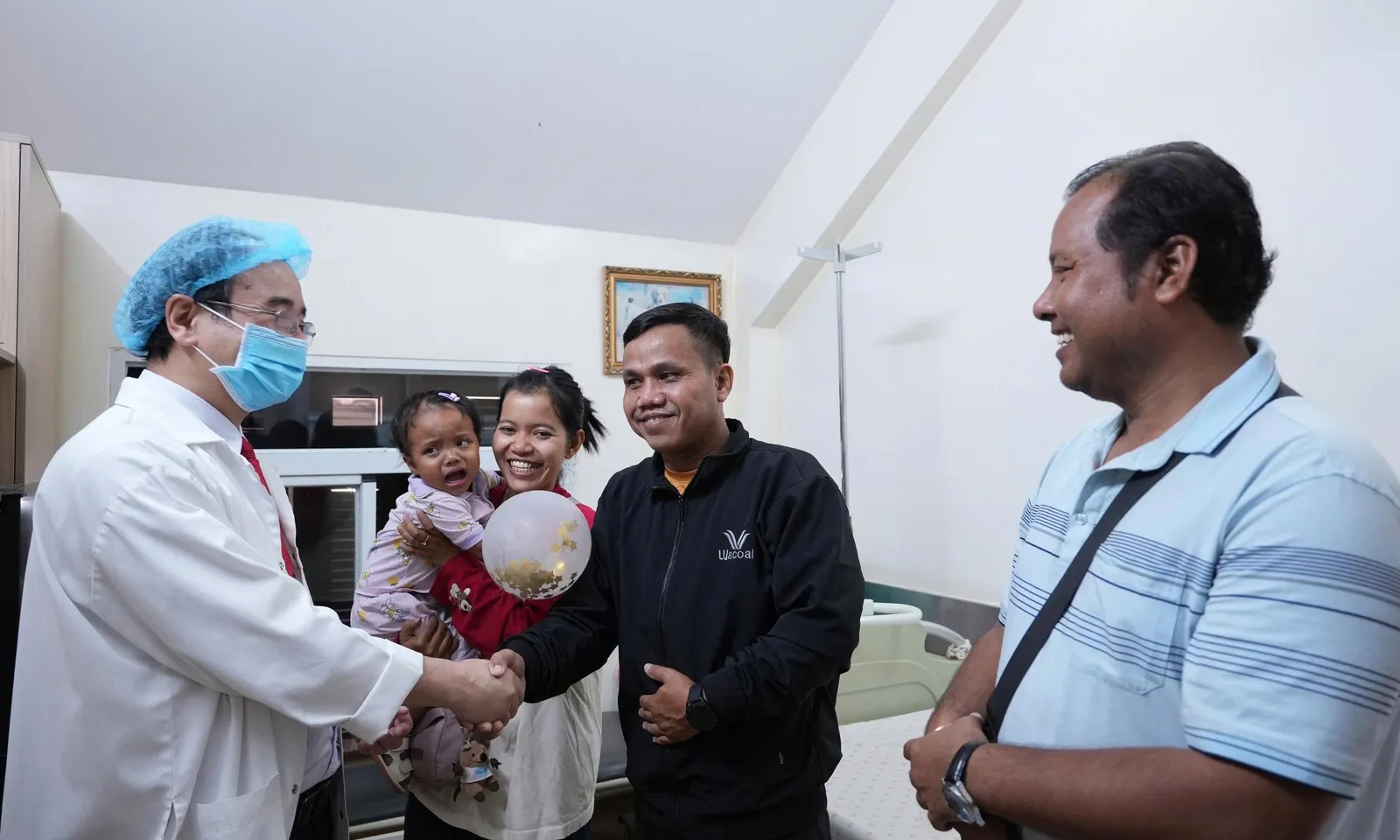 Phẫu thuật thành công em bé 30 tháng tuổi không thể đi ngoài ngay từ lúc lọt lòng