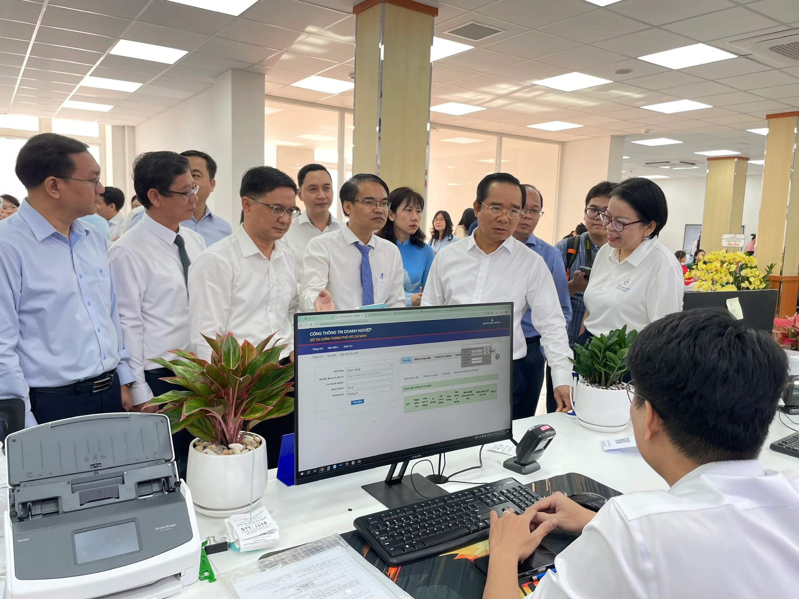 Chủ tịch UBND TP Ngyễn Văn Được đến trò chuyện với cán bộ tiếp nhận hồ sơ tại quầy