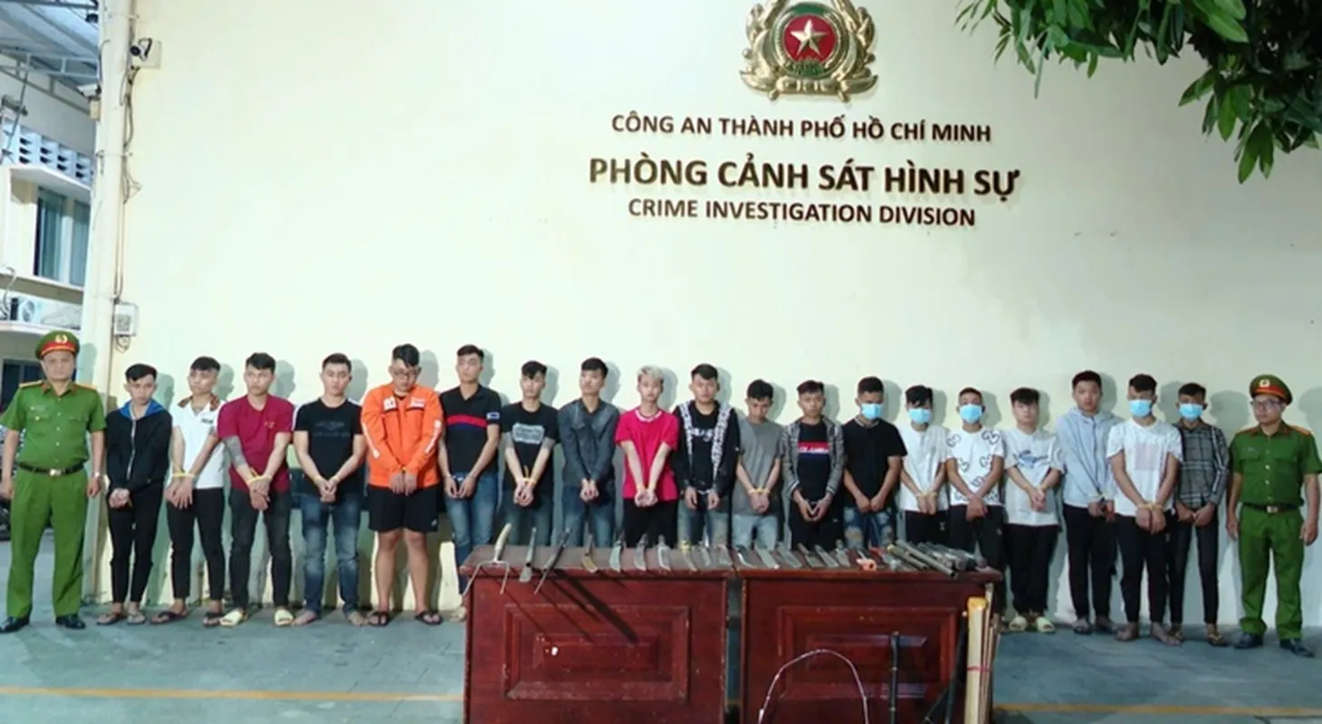 Công an TP.HCM đưa 19 người liên quan vụ chém nhau về làm việc - Ảnh Công an TP.HCM