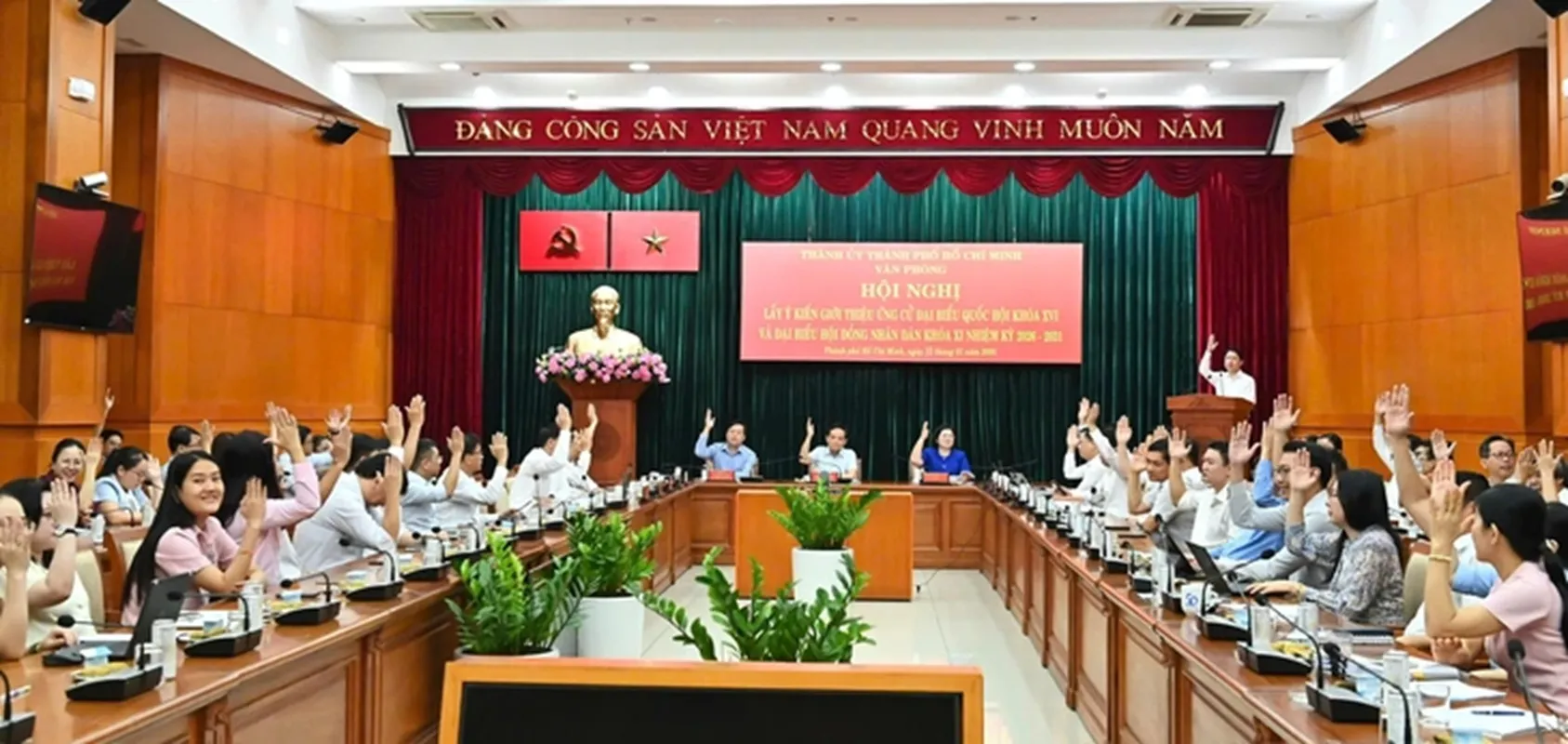 Cử tri biểu quyết nhất trí với danh sách người được giới thiệu ứng cử - Ảnh Việt Dũng