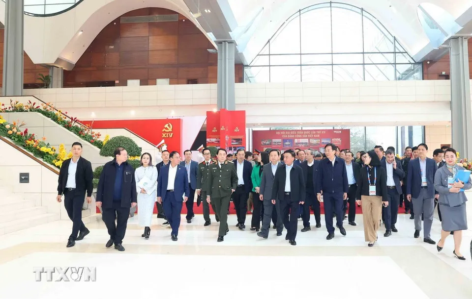 Thường trực Ban Bí thư Trần Cẩm Tú kiểm tra Trung tâm Báo chí Đại hội XIV. Ảnh TTXVN