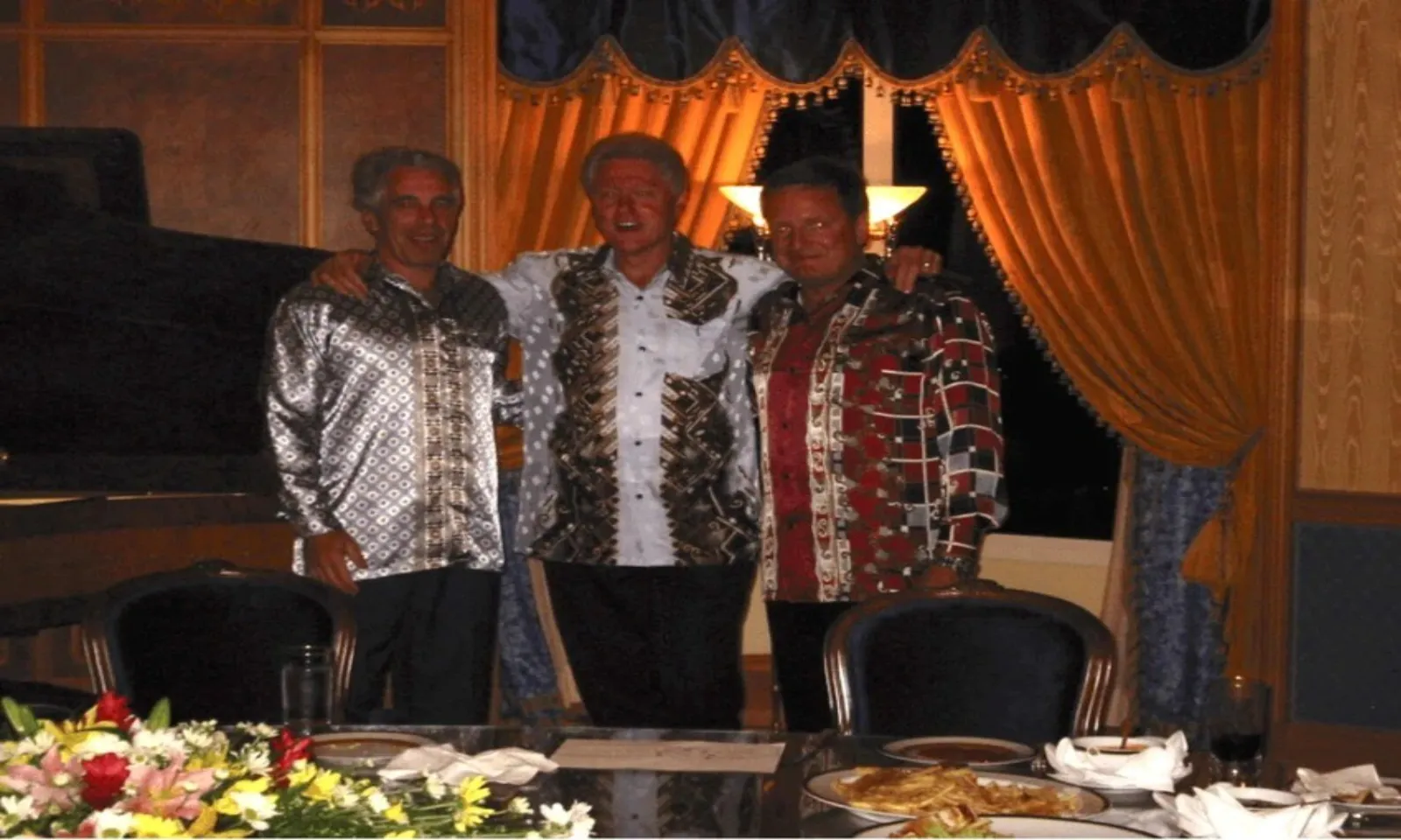 Vợ chồng Clinton có thể bị khởi tố tội khinh thường Quốc hội Mỹ