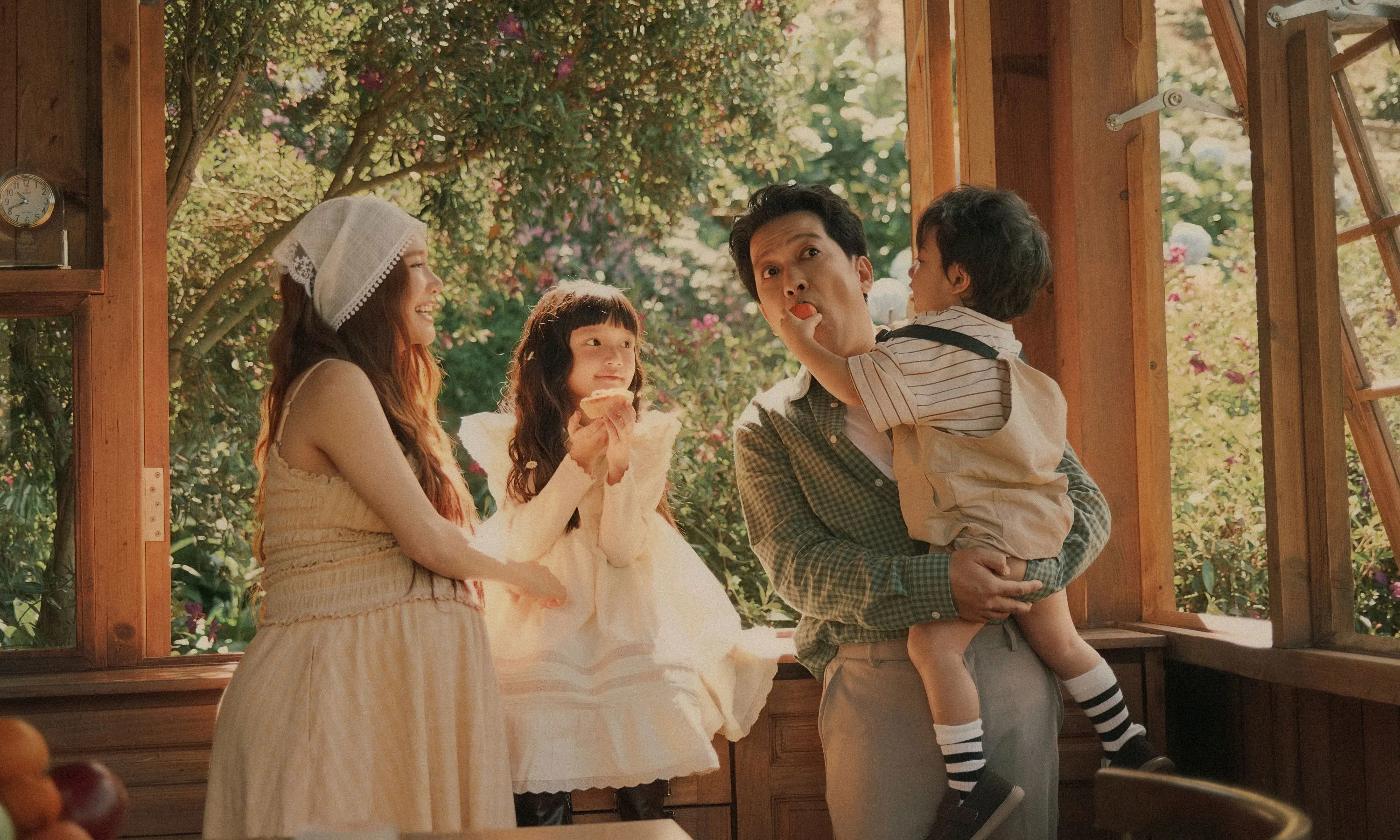 Nhã Phương bế bầu tháng cuối chụp ảnh cùng Trường Giang và hai thiên thần nhỏ 