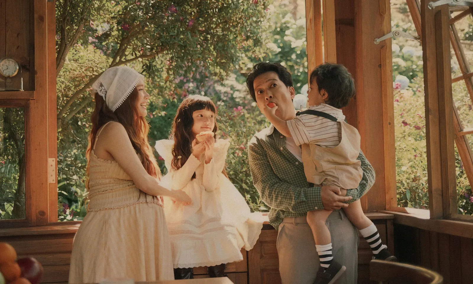 Nhã Phương bế bầu tháng cuối chụp ảnh cùng Trường Giang và hai thiên thần nhỏ 