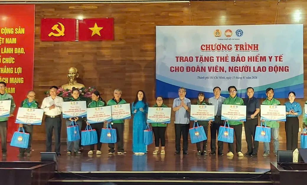 Tặng hơn 800 thẻ bảo hiểm y tế cho công nhân lao động