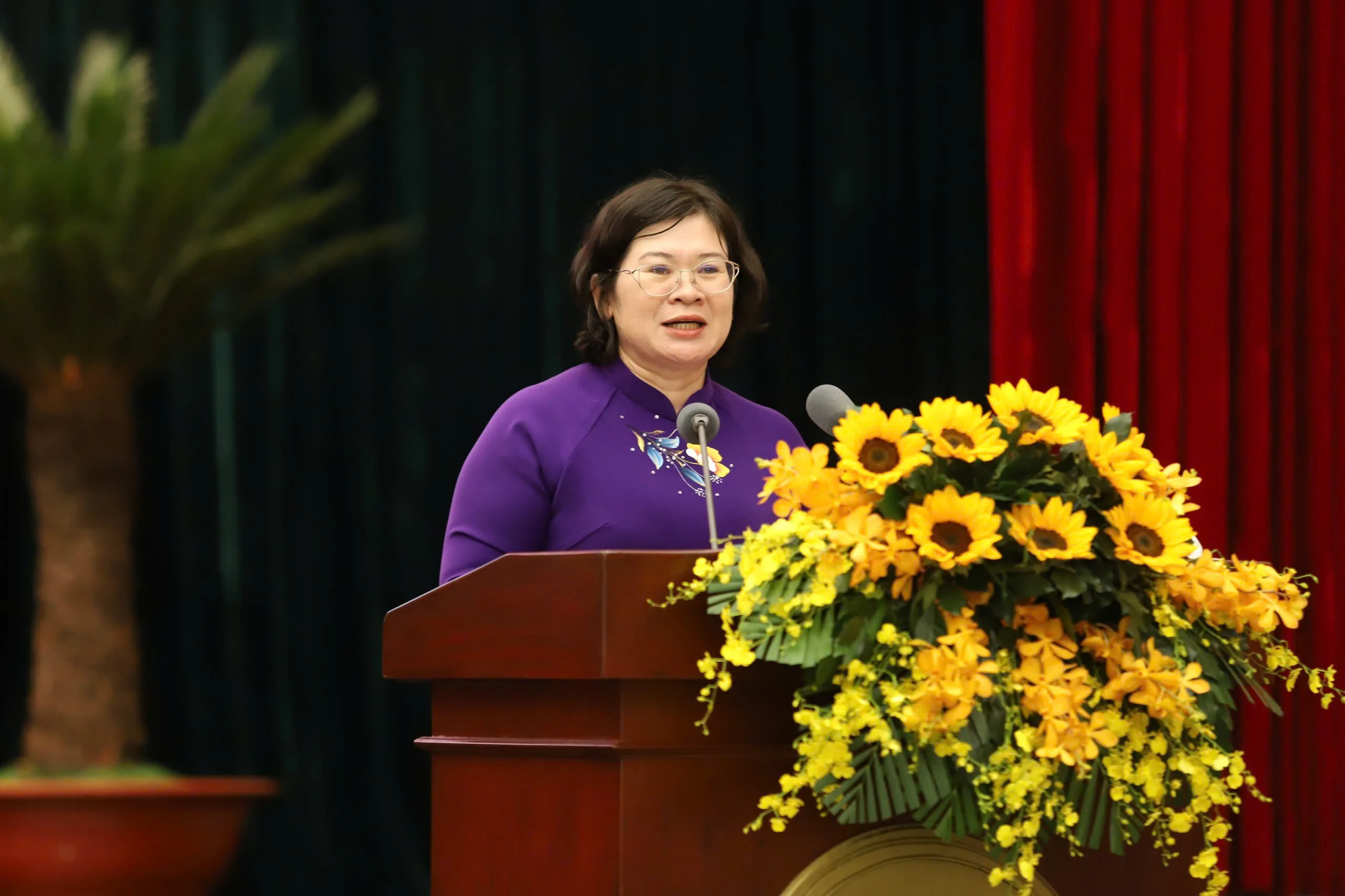 Phó Bí thư Thành ủy Văn Thị Bạch Tuyết phát biểu chỉ đạo tại Đại hội