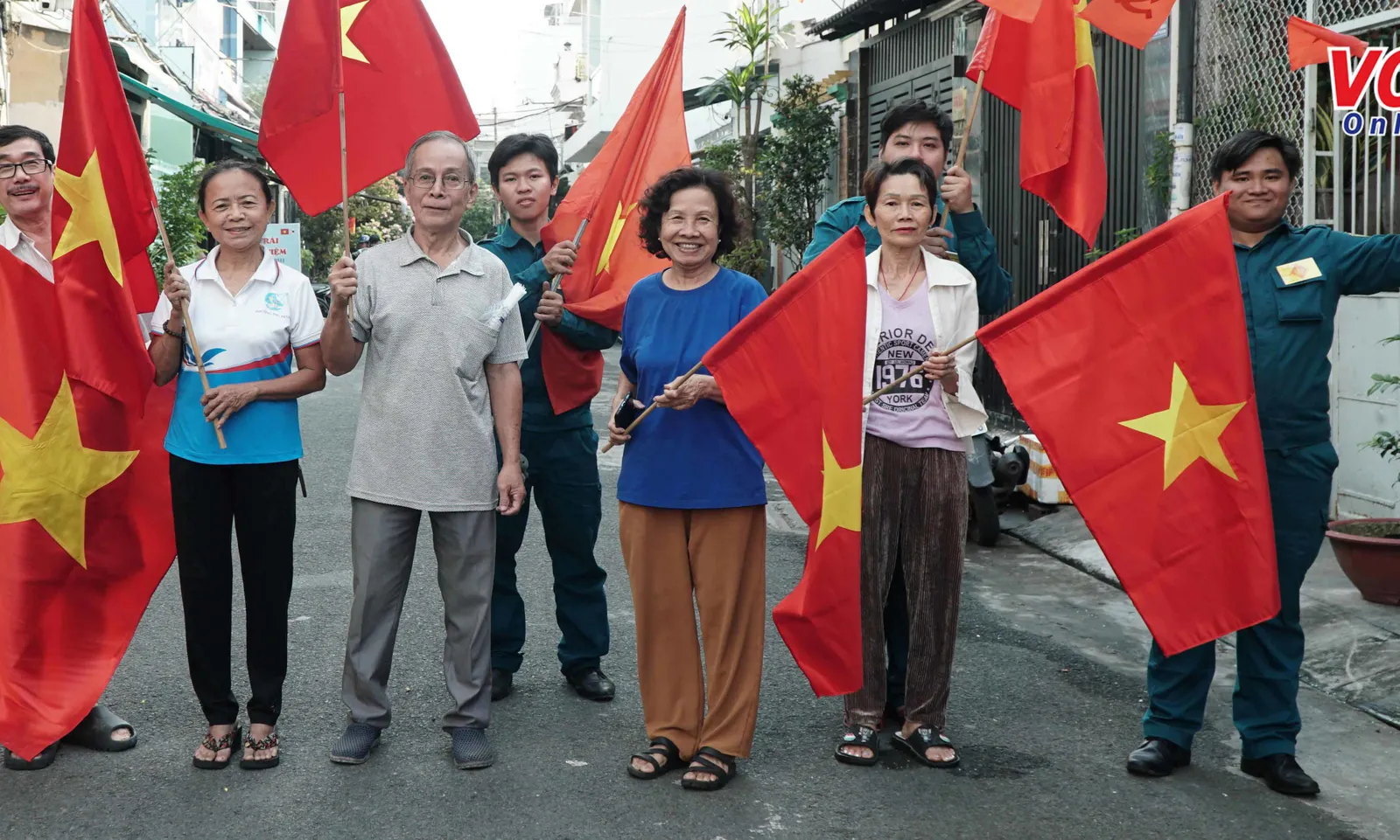 TPHCM rực rỡ cờ hoa, hân hoan hướng về Đại hội Đảng XIV