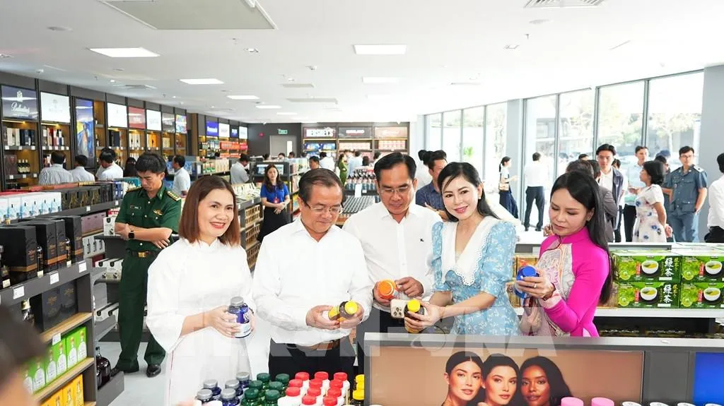 142430-khai-truong-cua-hang-mien-thue-the-ky-vang-tai-cua-khau-quoc-te-moc-bai-tay-ninh