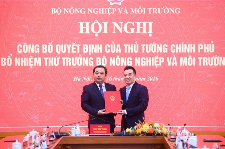 Bộ trưởng Bộ Nông nghiệp và Môi trường Trần Đức Thắng trao quyết định cho ông Đặng Ngọc Điệp