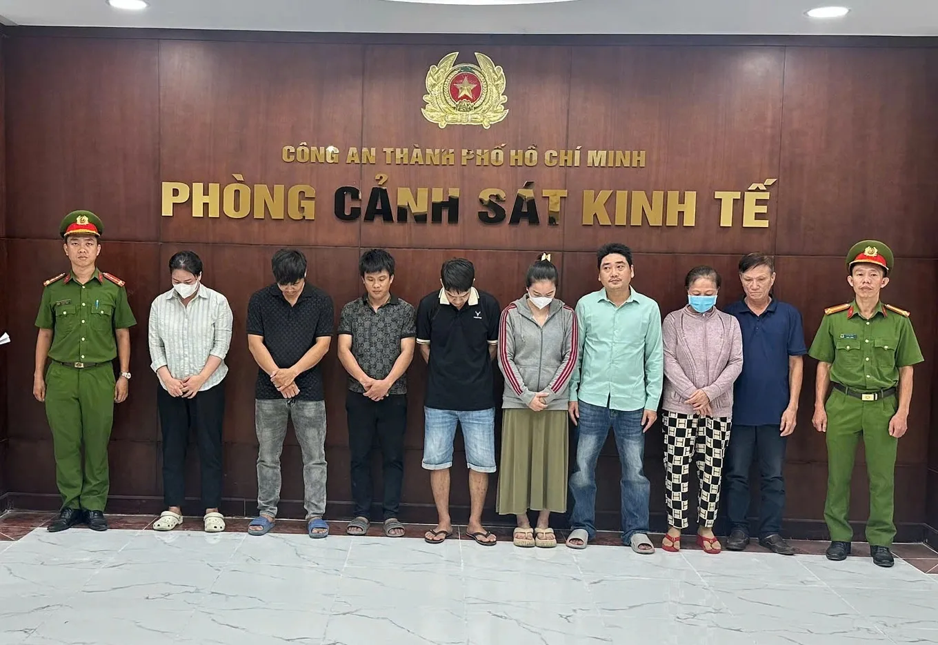 Các đối tượng bị bắt trong đường dây sản xuất, buôn bán thịt giả (Ảnh Công an TPHCM).