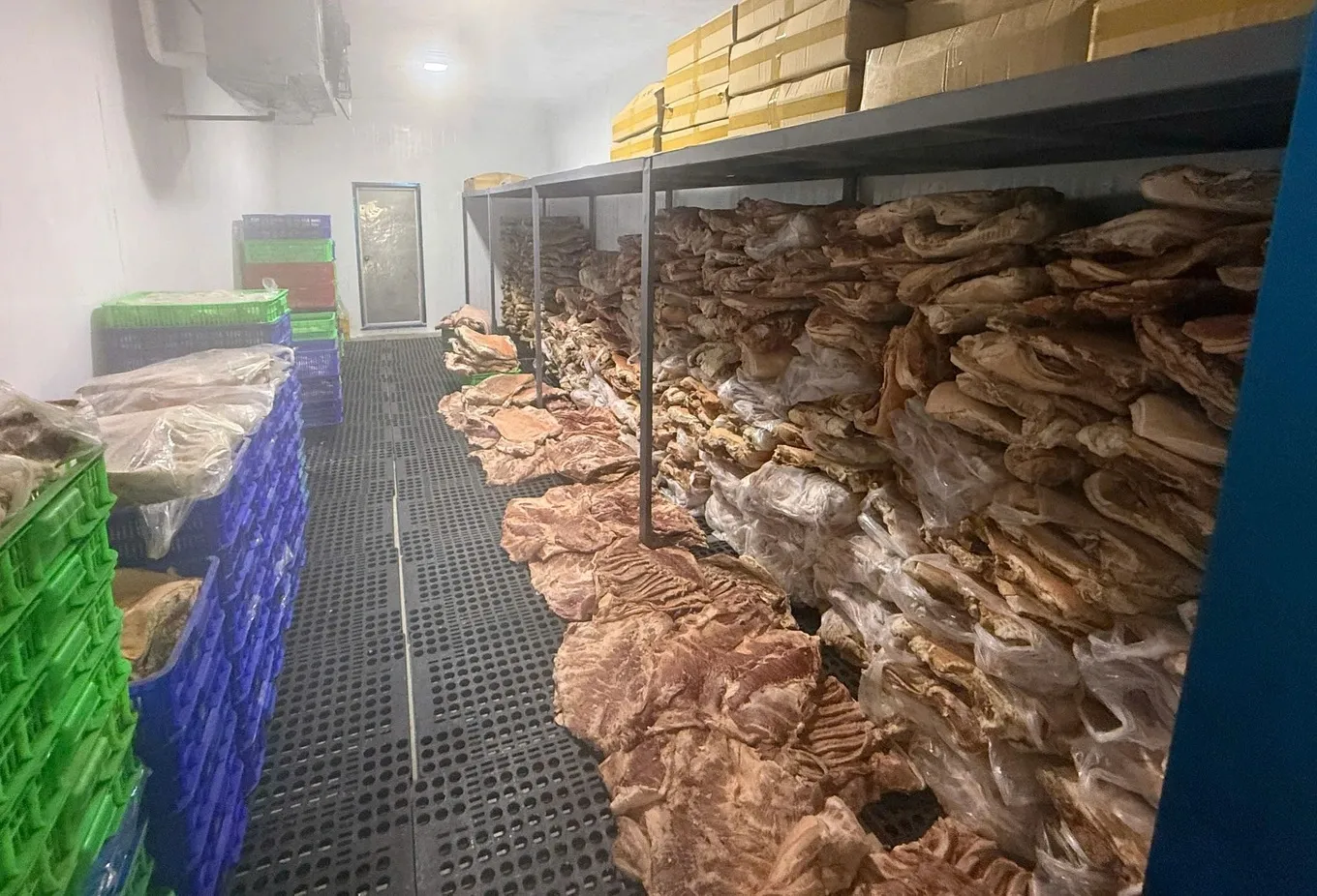 Cảnh sát kiểm tra các kho thịt (Ảnh Công an cung cấp)