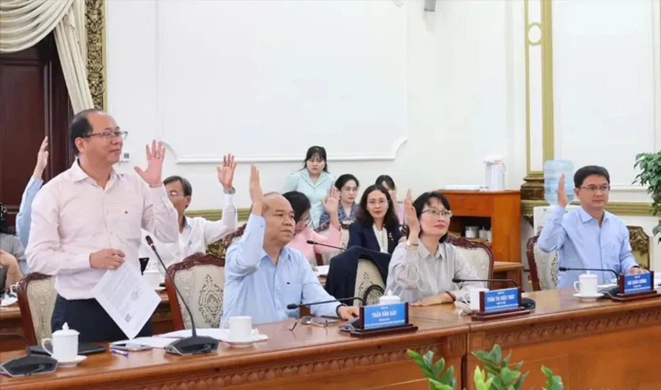 Cử tri biểu quyết giới thiệu người ứng cử đại biểu Quốc hội khóa XVI và đại biểu HĐND TPHCM khóa XI, nhiệm kỳ 2026-2031