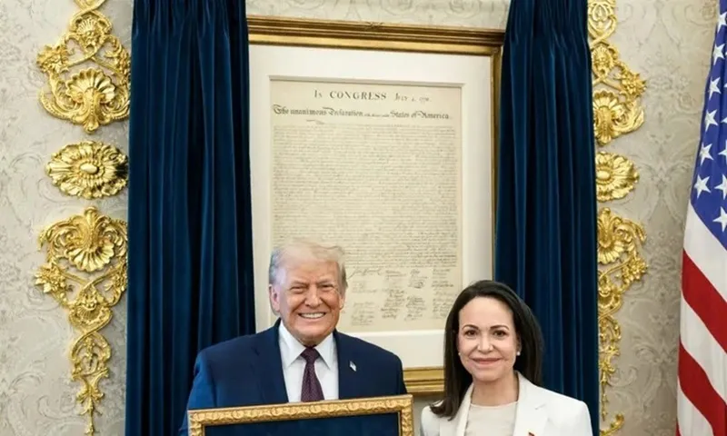 Ông Trump được chủ nhân giải Nobel Hòa bình tặng huy chương 