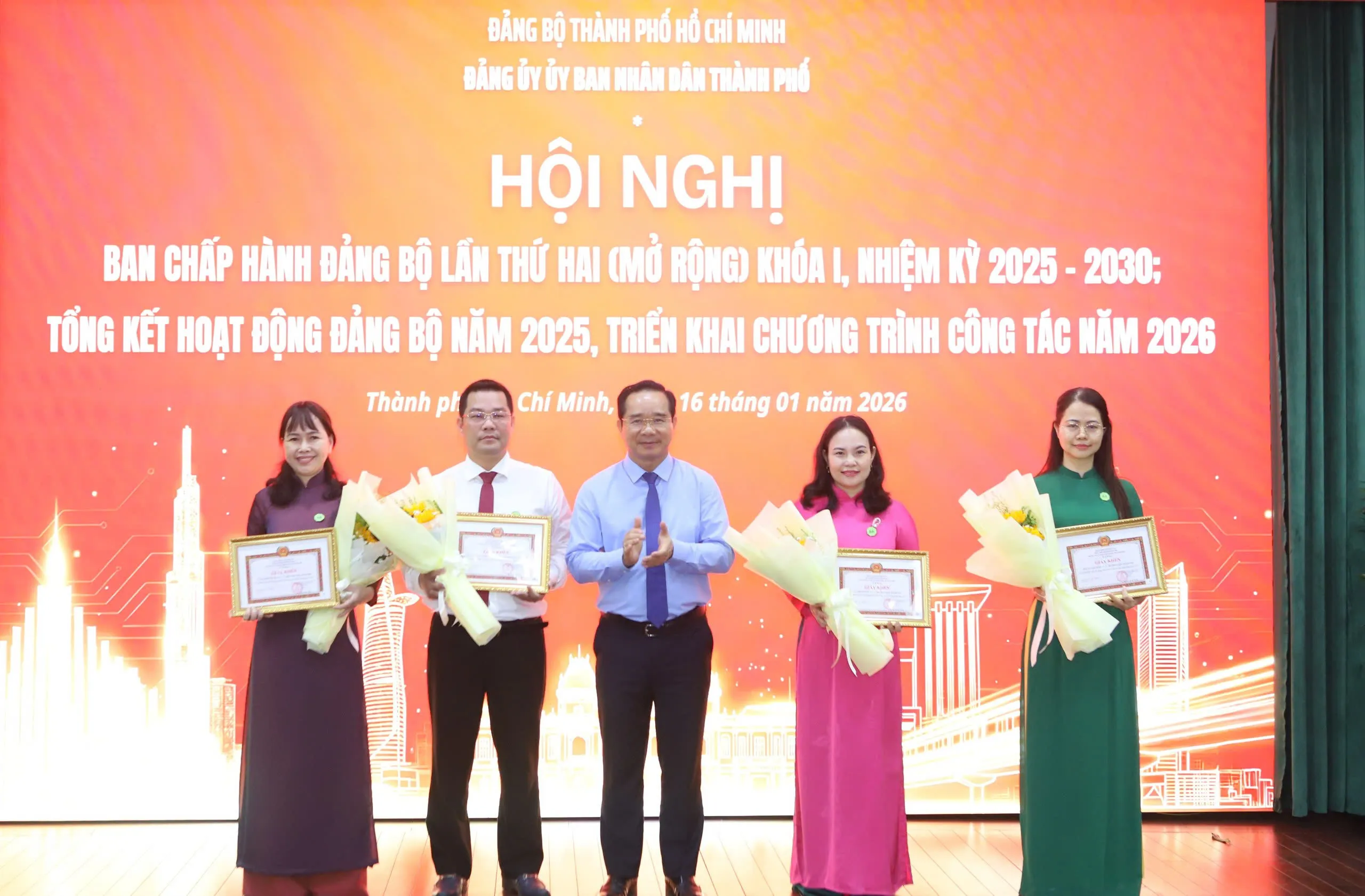 Ông Nguyễn Văn Được khen thưởng các tập thể