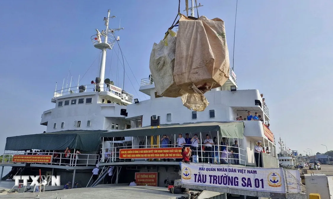 2 tàu Hải quân khởi hành mang quà Tết đến Nhà giàn DK1 và các tàu trực trên biển