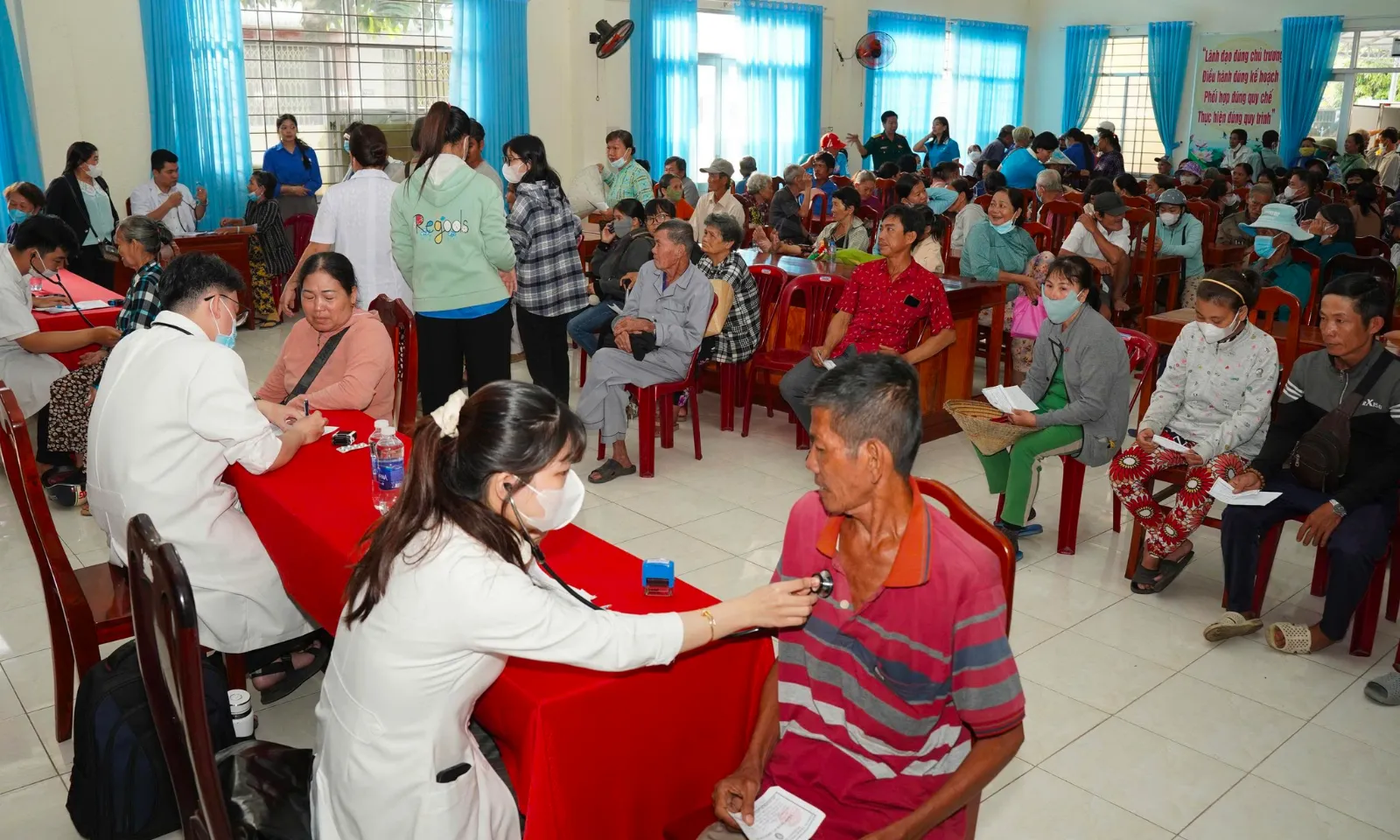 XSKT Đồng Tháp: Khám bệnh, phát thuốc và tặng quà cho 300 người bán vé số lẻ khó khăn