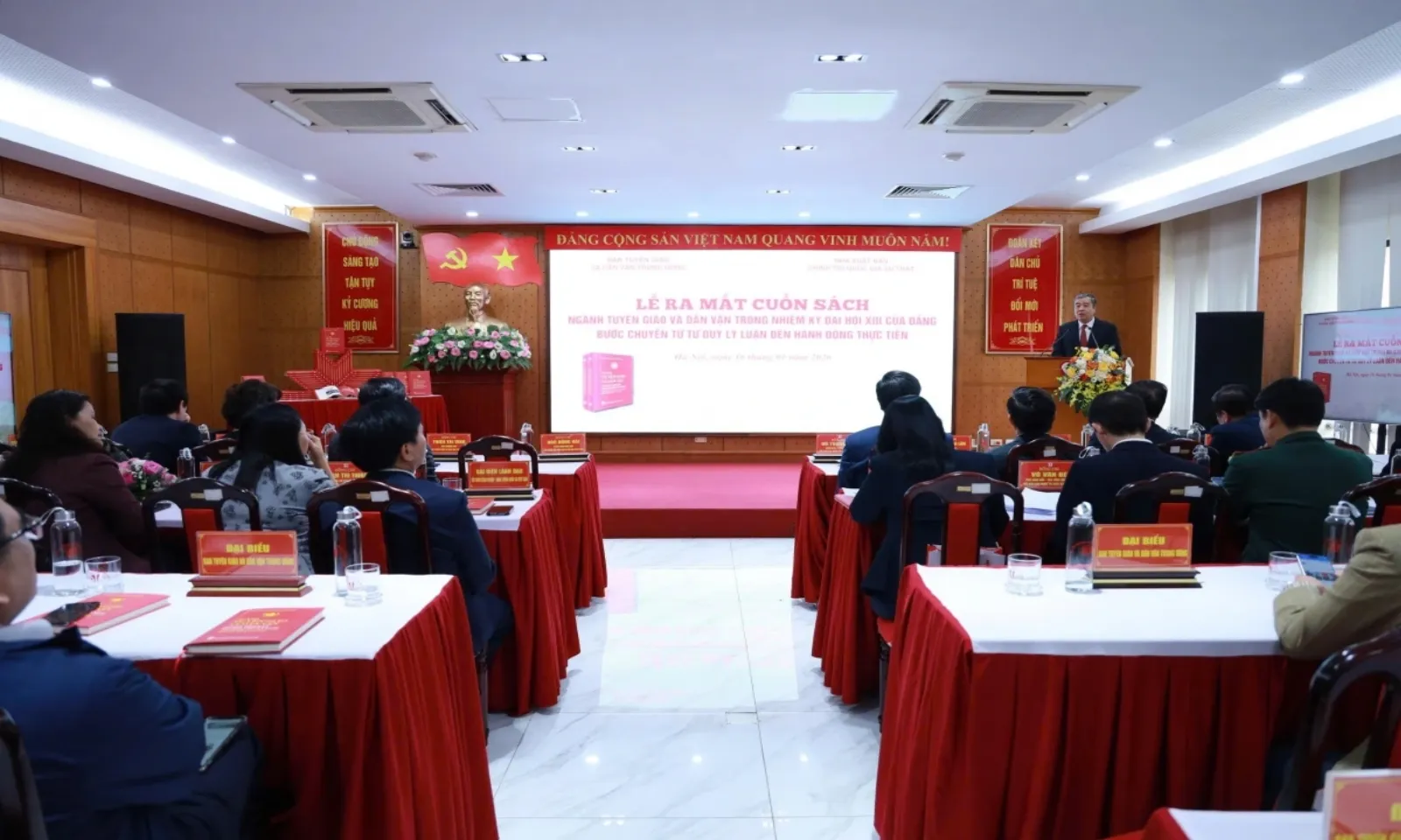 Ra mắt sách ngành Tuyên giáo và Dân vận chào mừng Đại hội XIV