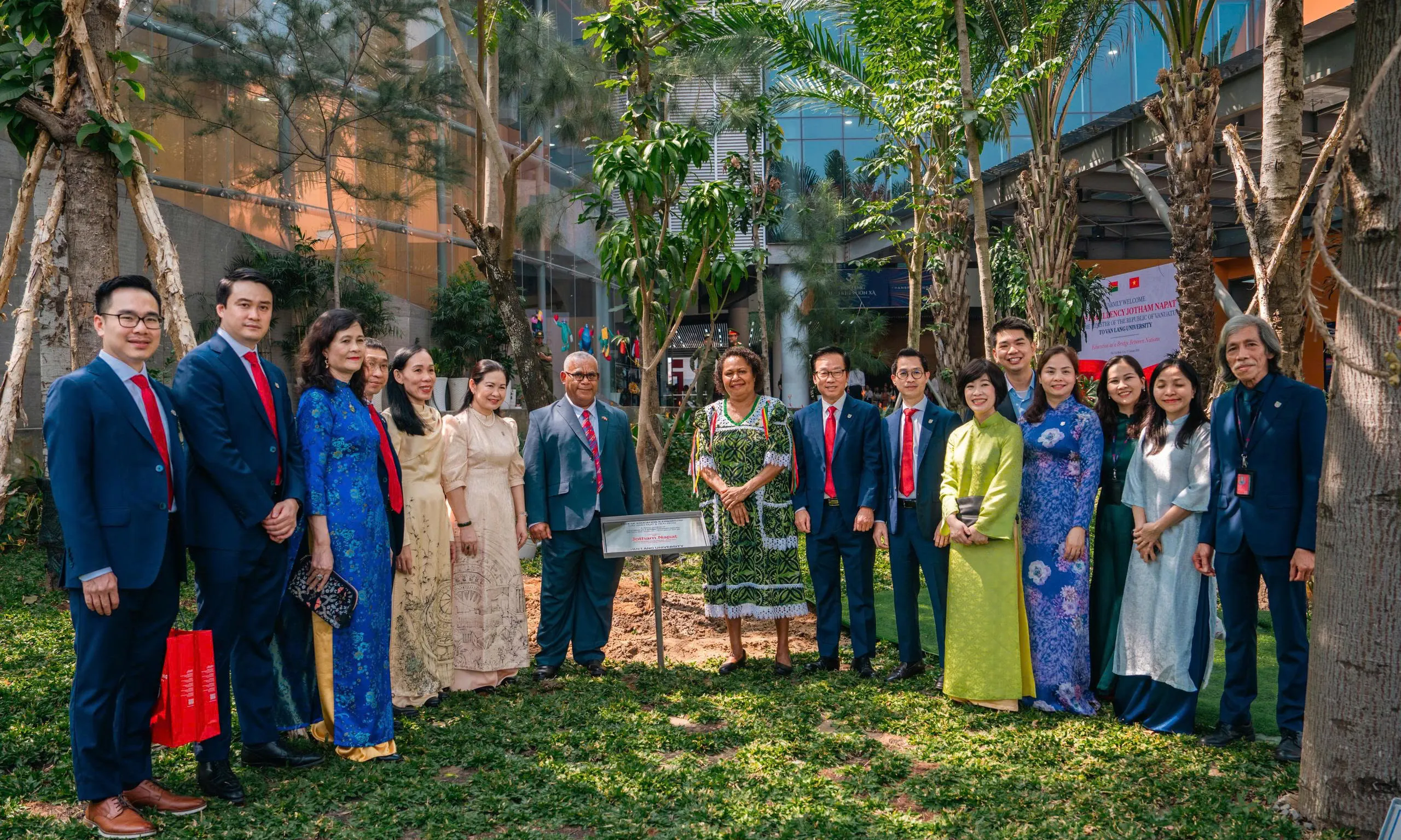 Thủ tướng Vanuatu thăm Đại học Văn Lang, thúc đẩy hợp tác đào tạo nguồn nhân lực trẻ