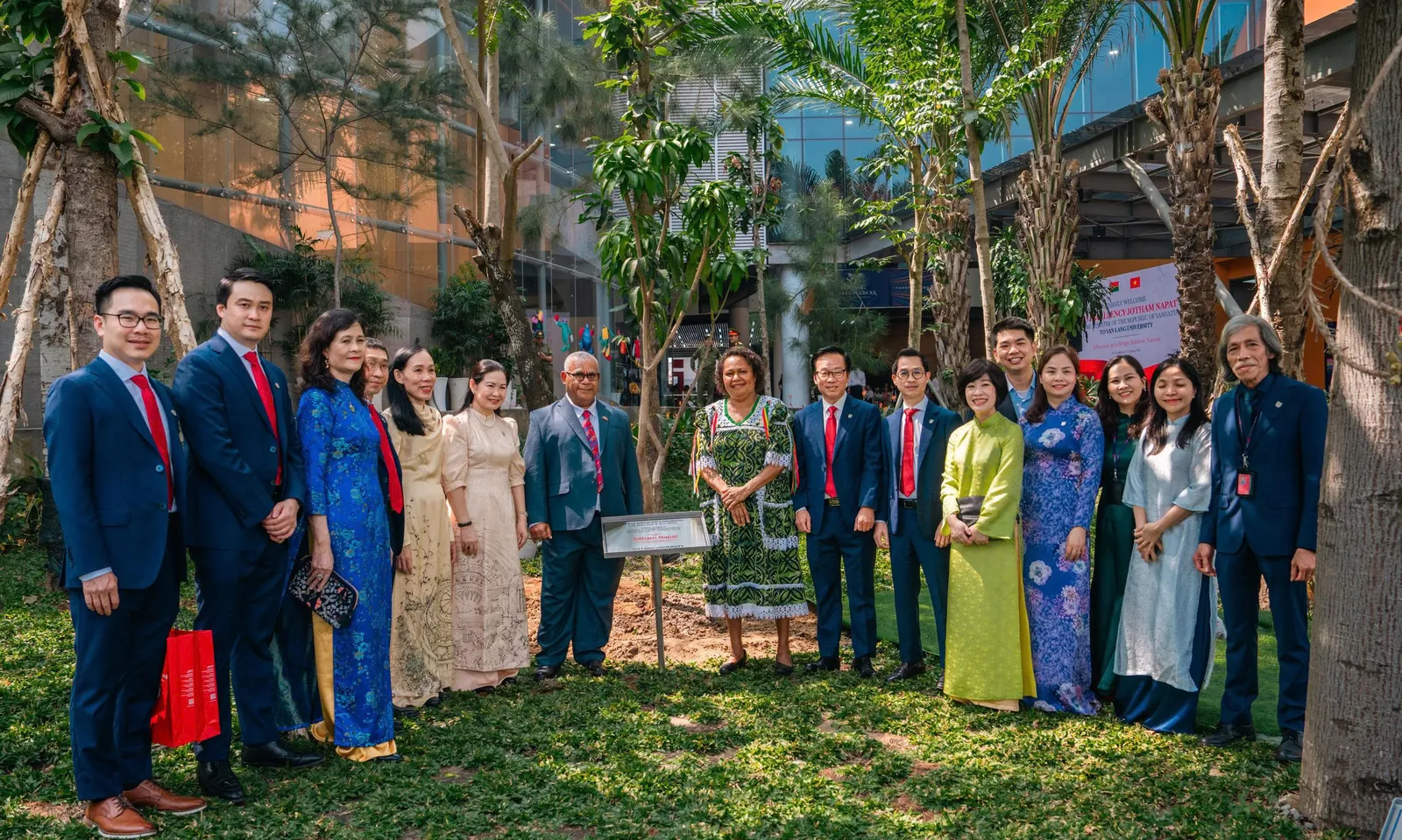 Thủ tướng Vanuatu thăm Đại học Văn Lang, thúc đẩy hợp tác đào tạo nguồn nhân lực trẻ