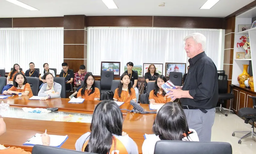 Học sinh Trường Quốc tế Nam Mỹ tham quan mô hình xử lý rác của VWS