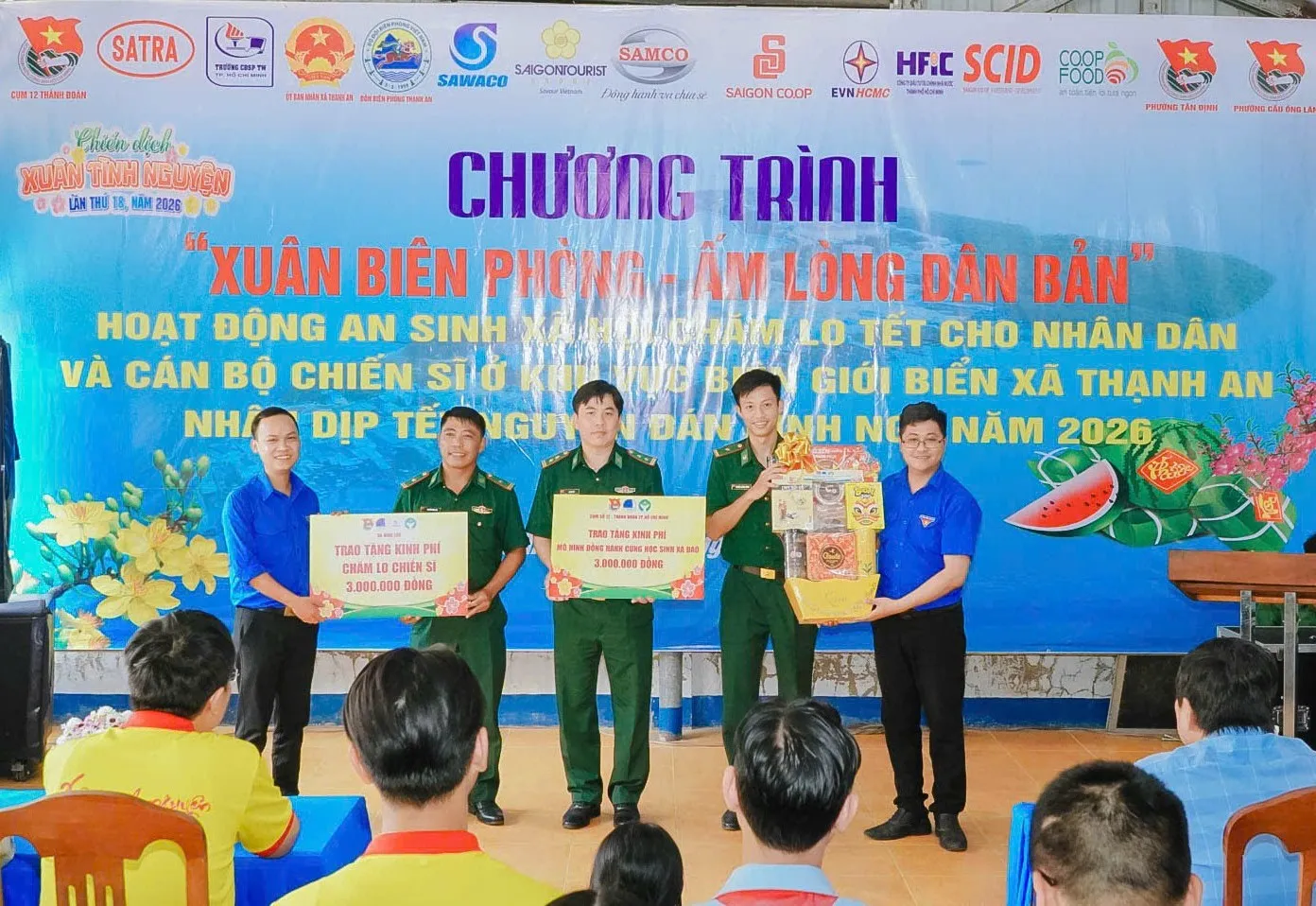 ảnh 1, cụm 12 của Thành Đoàn trao tặng quà cho cbcs và mô hình đồng hành cùng học sinh xã đảo