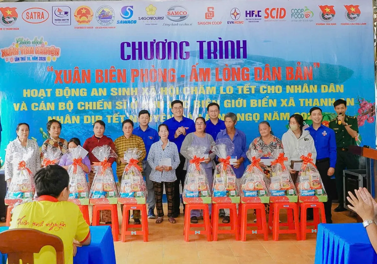 ảnh 5, tặng quà cho gia đình chính sách