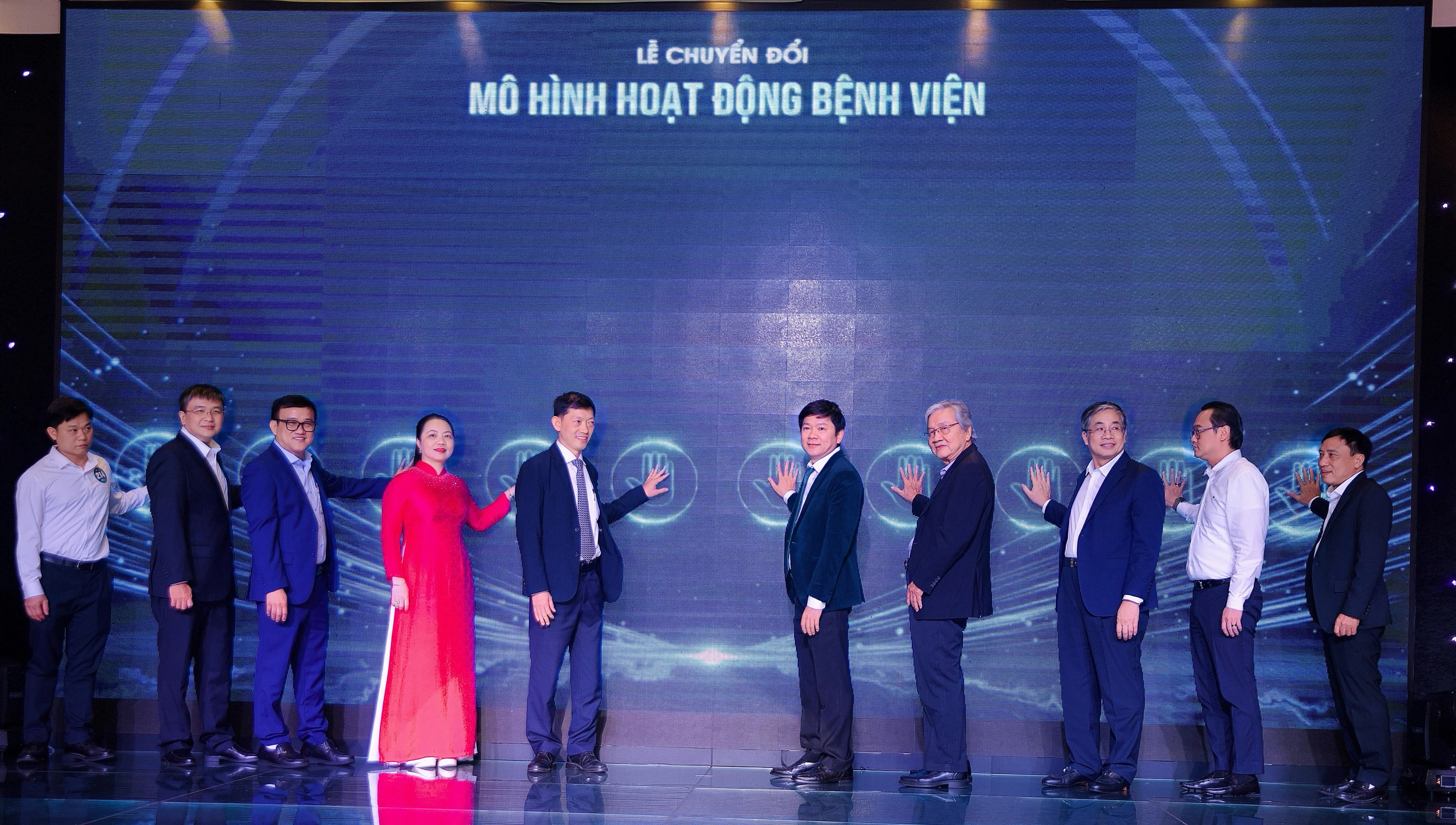 TS.BS Dương Huy Lương - Phó Cục trưởng Cục Quản lý Khám, chữa bệnh – Bộ Y tế cùng các nhà quản lý, bác sĩ với nghi thức chạm tay chuyển đổi mô hình