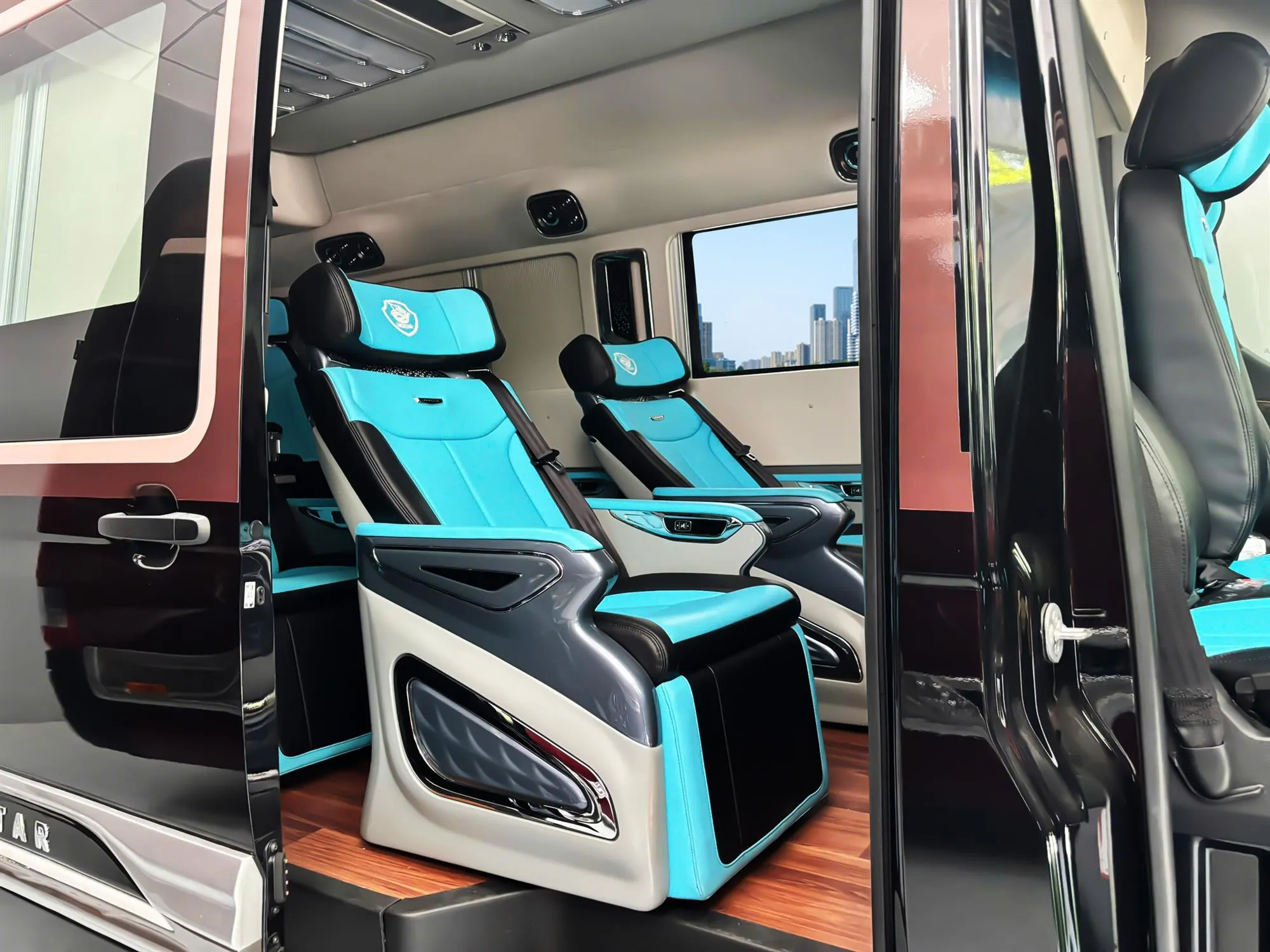 LOCOSTAR-noi-that-limousine-2