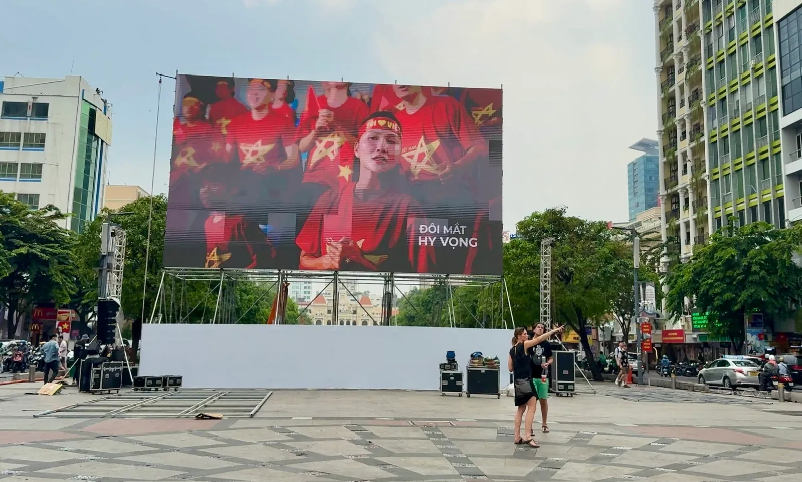 TPHCM lắp màn hình LED lớn cổ vũ U23 Việt Nam