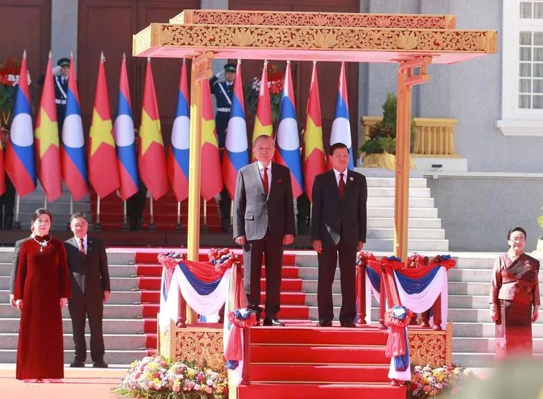 tong-bi-thu-chu-tich-nuoc-lao-thongloun-sisoulith-don-tong-bi-thu-to-lam-va-phu-nhan-trong-chuyen-tham-lao-cuoi-nam-2025_20260120215454