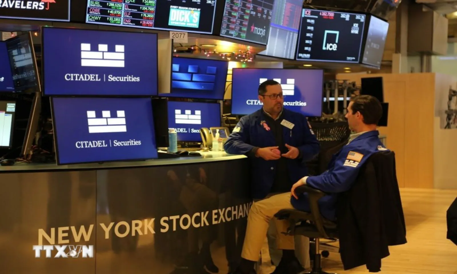 Chứng khoán Mỹ – châu Âu giảm mạnh vì lo ngại căng thẳng thương mại Mỹ–EU – Hình 1